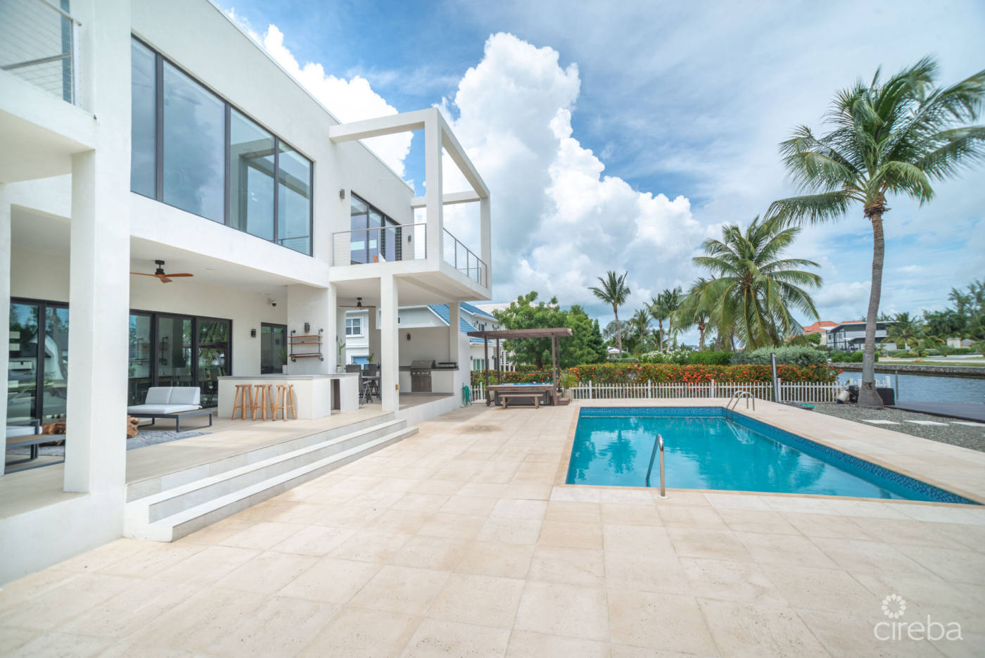 House, 4 542 m²