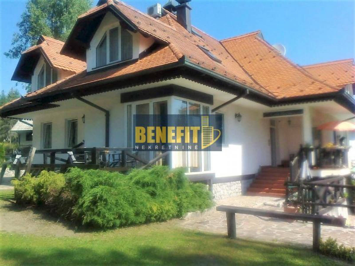 House, 4 521 m²