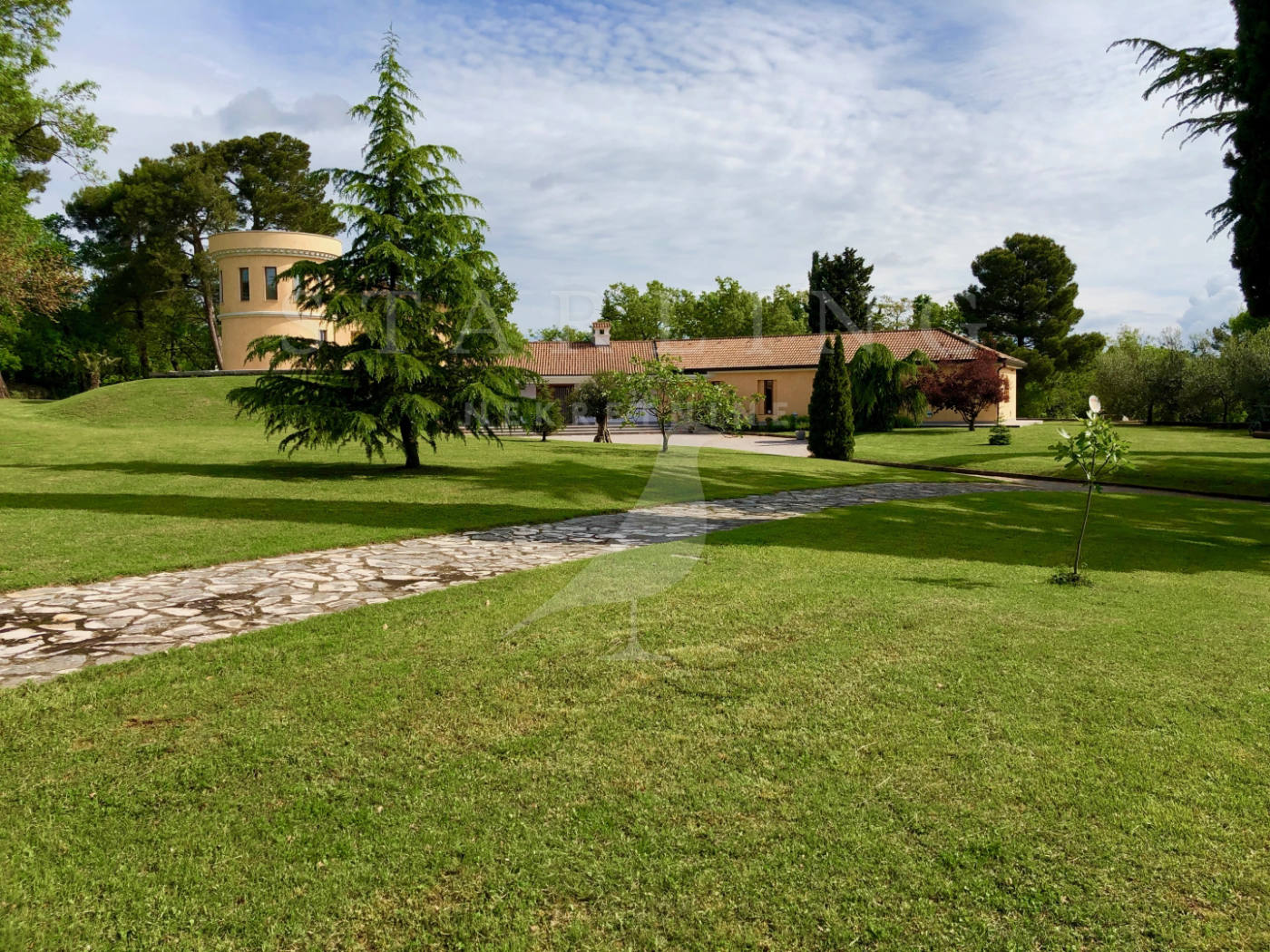 House, 4 090 m²