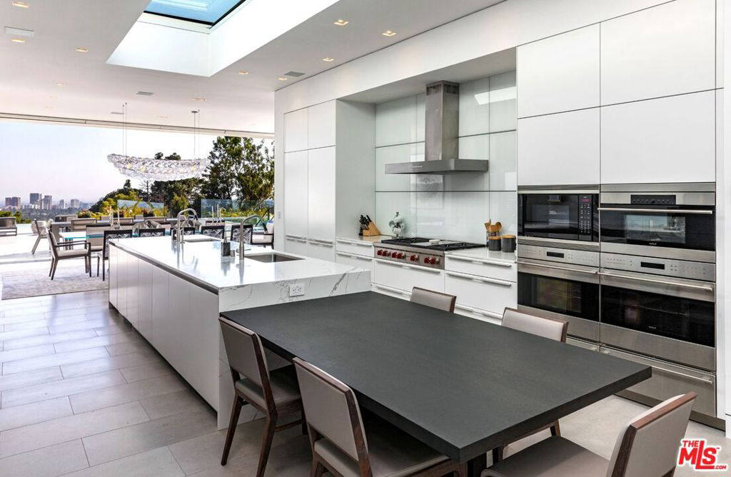 Дом, 14500 м², 58 000 000$ — FAKTOR