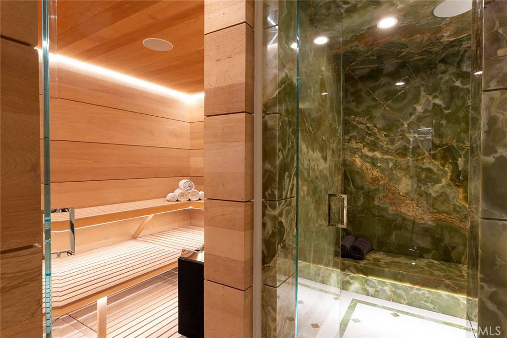 Дом, 15500 м², 69 800 000$ — FAKTOR