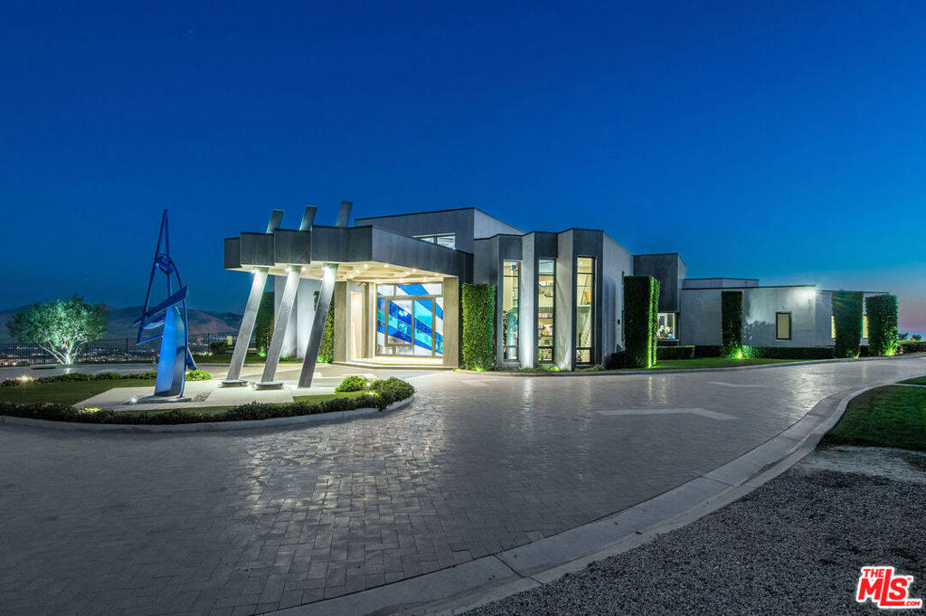 Дом, 14500 м², 48 888 888$ — FAKTOR