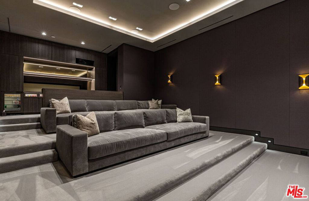 Дом, 14500 м², 58 000 000$ — FAKTOR