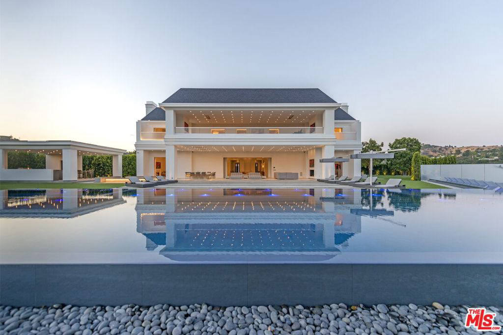 Дом, 38000 м², 85 000 000$ — FAKTOR