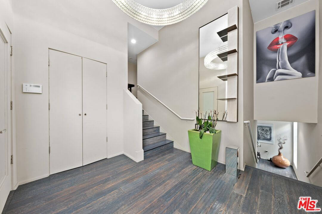 Квартира, 2573 м², 1 195 000$ — FAKTOR
