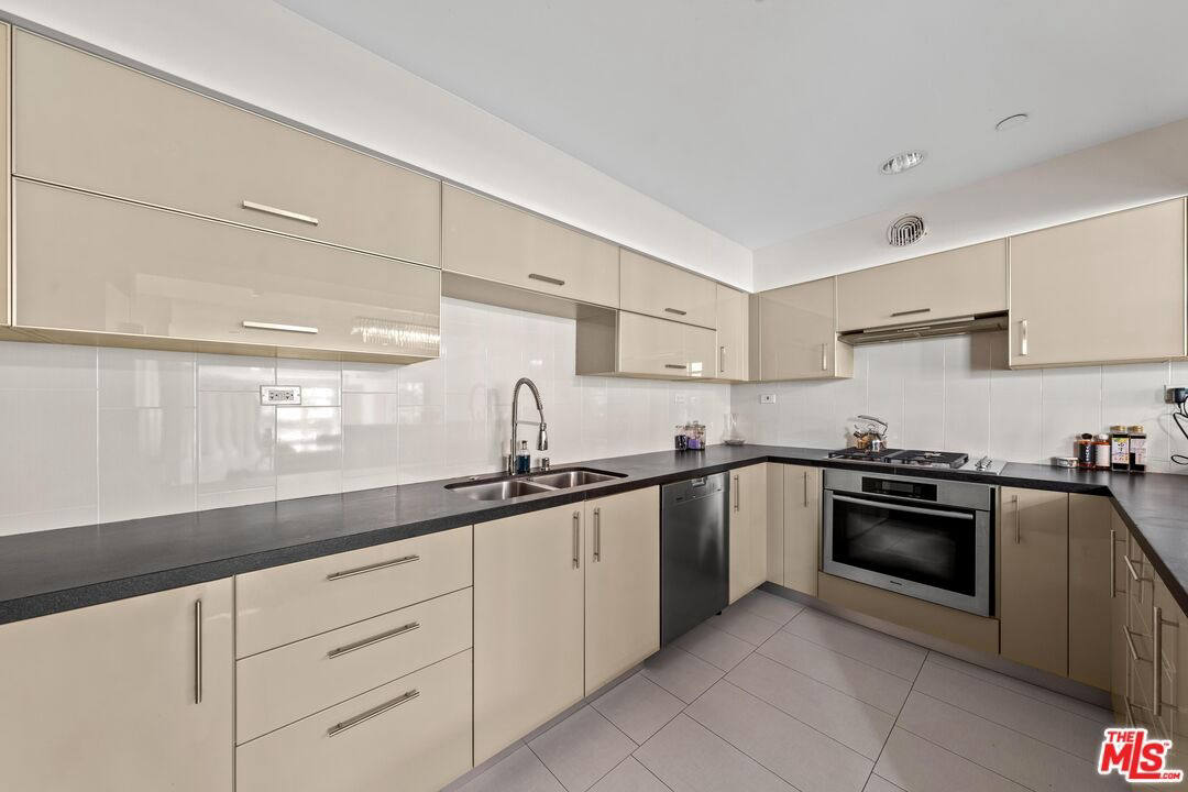 Квартира, 2573 м², 1 195 000$ — FAKTOR