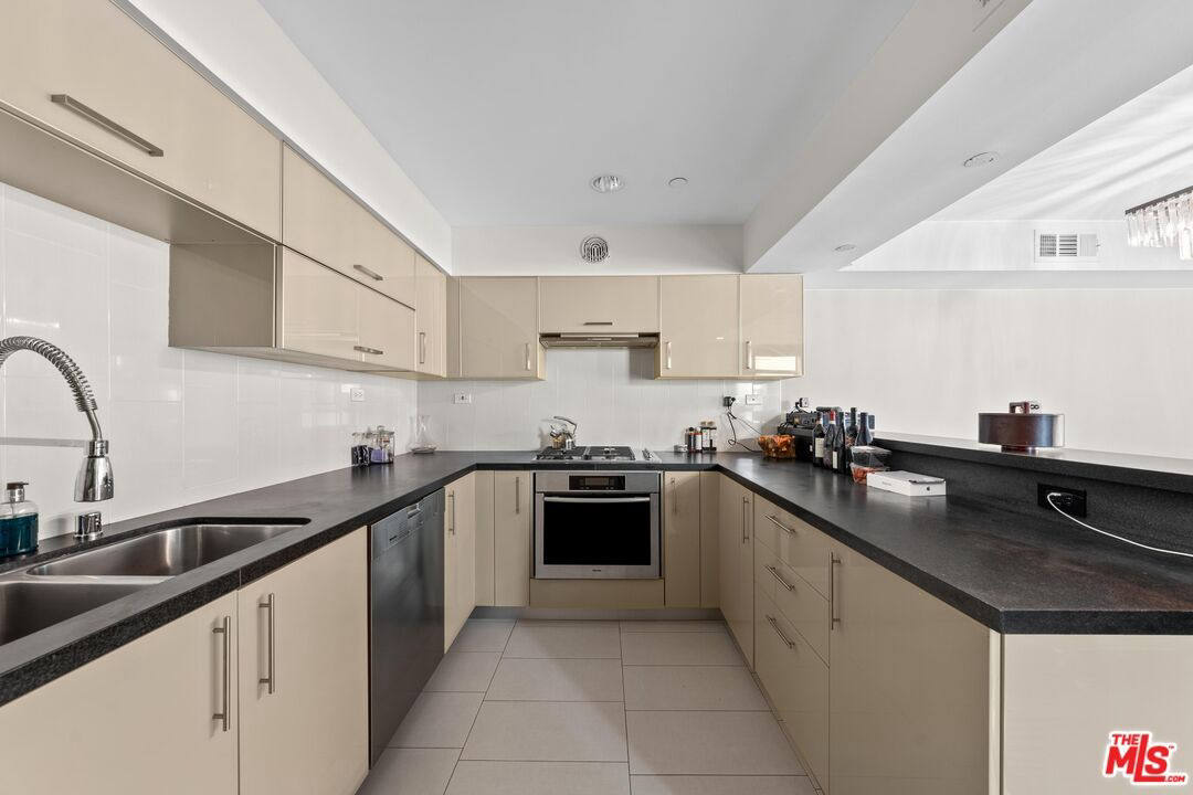 Квартира, 2573 м², 1 195 000$ — FAKTOR