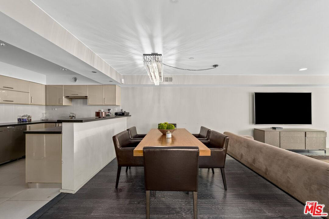 Квартира, 2573 м², 1 195 000$ — FAKTOR