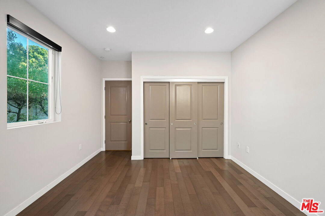 Комерційна нерухомість, 2411 м², 1 799 863$ — FAKTOR