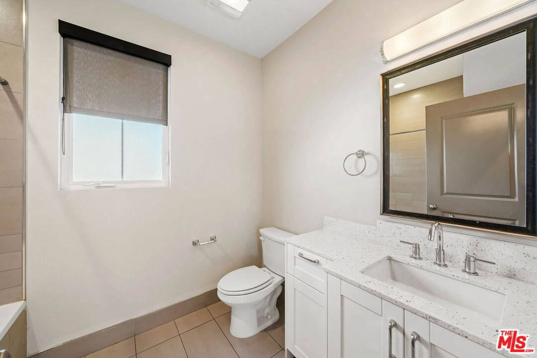 Комерційна нерухомість, 2411 м², 1 799 863$ — FAKTOR