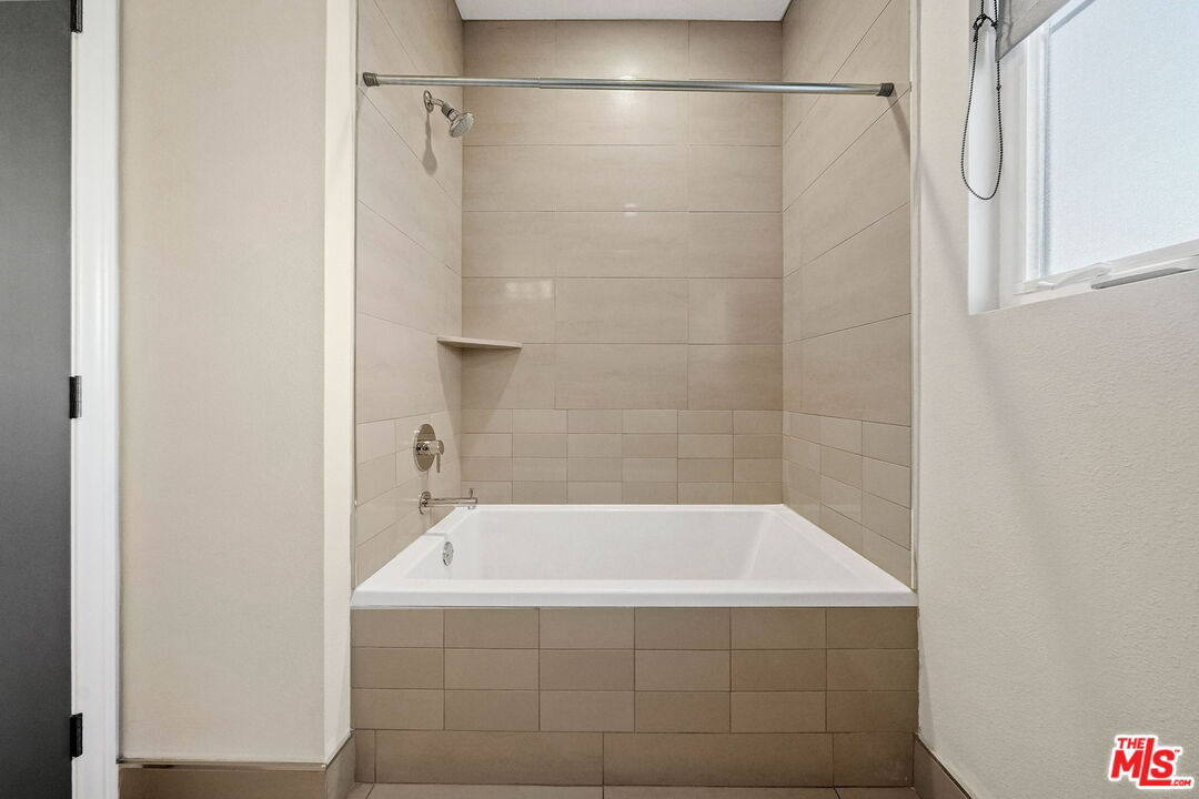 Комерційна нерухомість, 2411 м², 1 799 863$ — FAKTOR