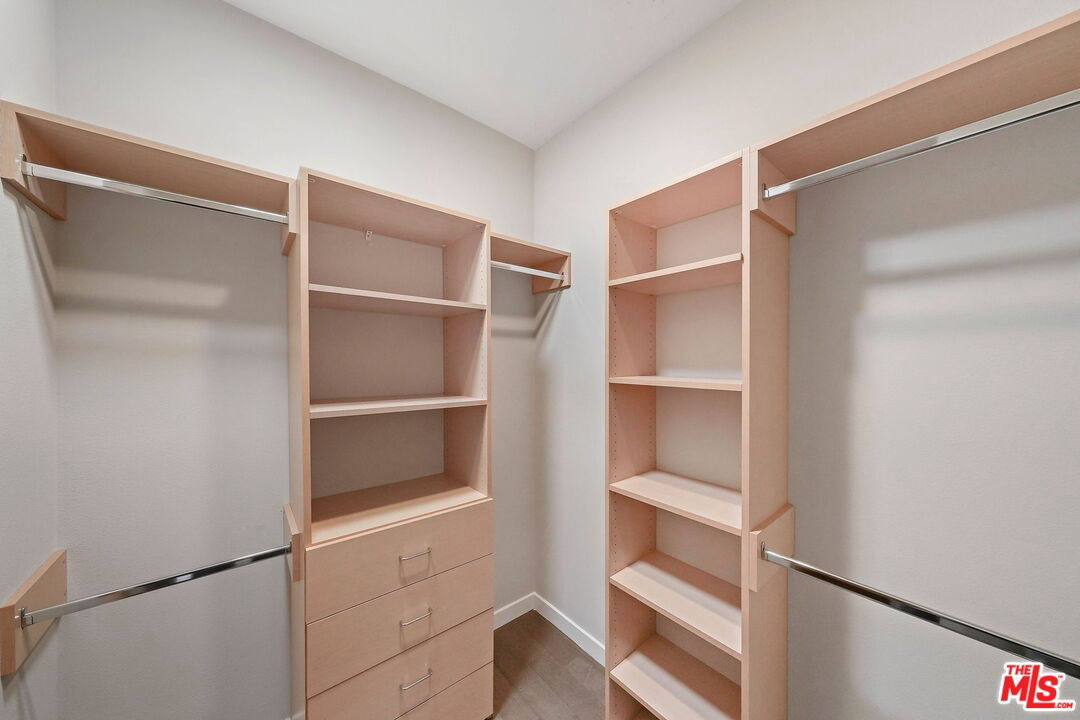 Комерційна нерухомість, 2411 м², 1 799 863$ — FAKTOR