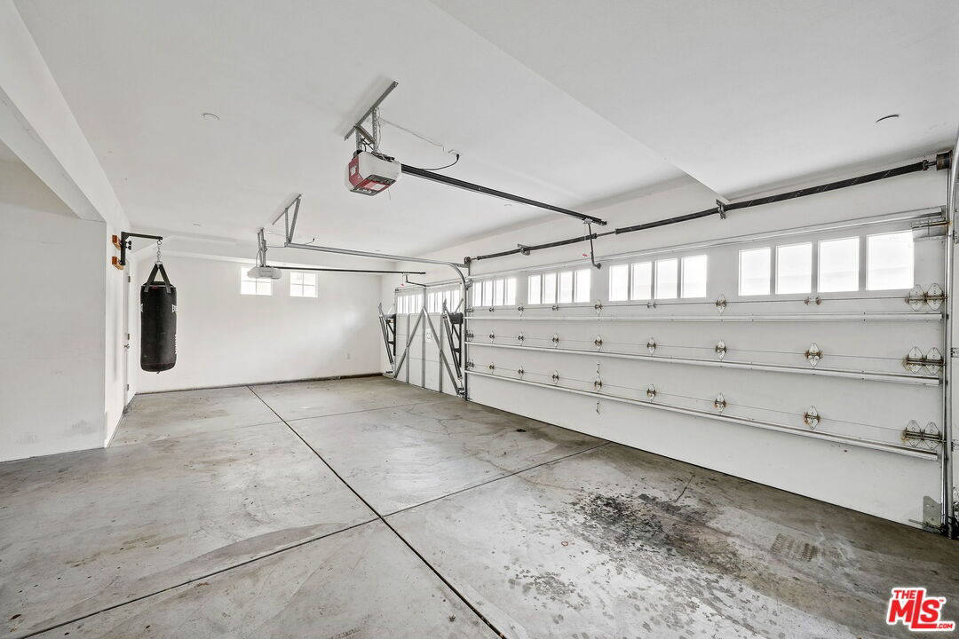 Комерційна нерухомість, 2411 м², 1 799 863$ — FAKTOR