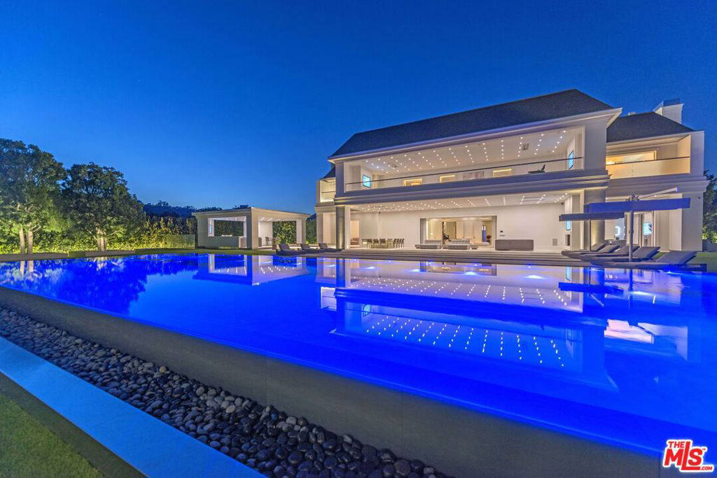Дом, 38000 м², 85 000 000$ — FAKTOR