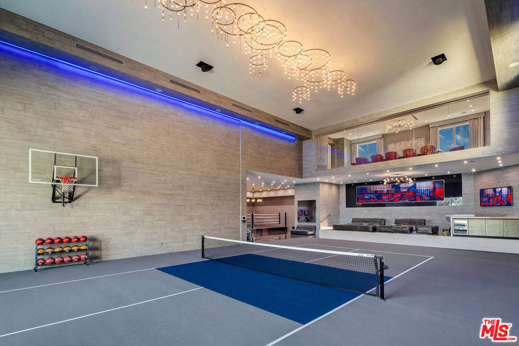 Дом, 38000 м², 85 000 000$ — FAKTOR