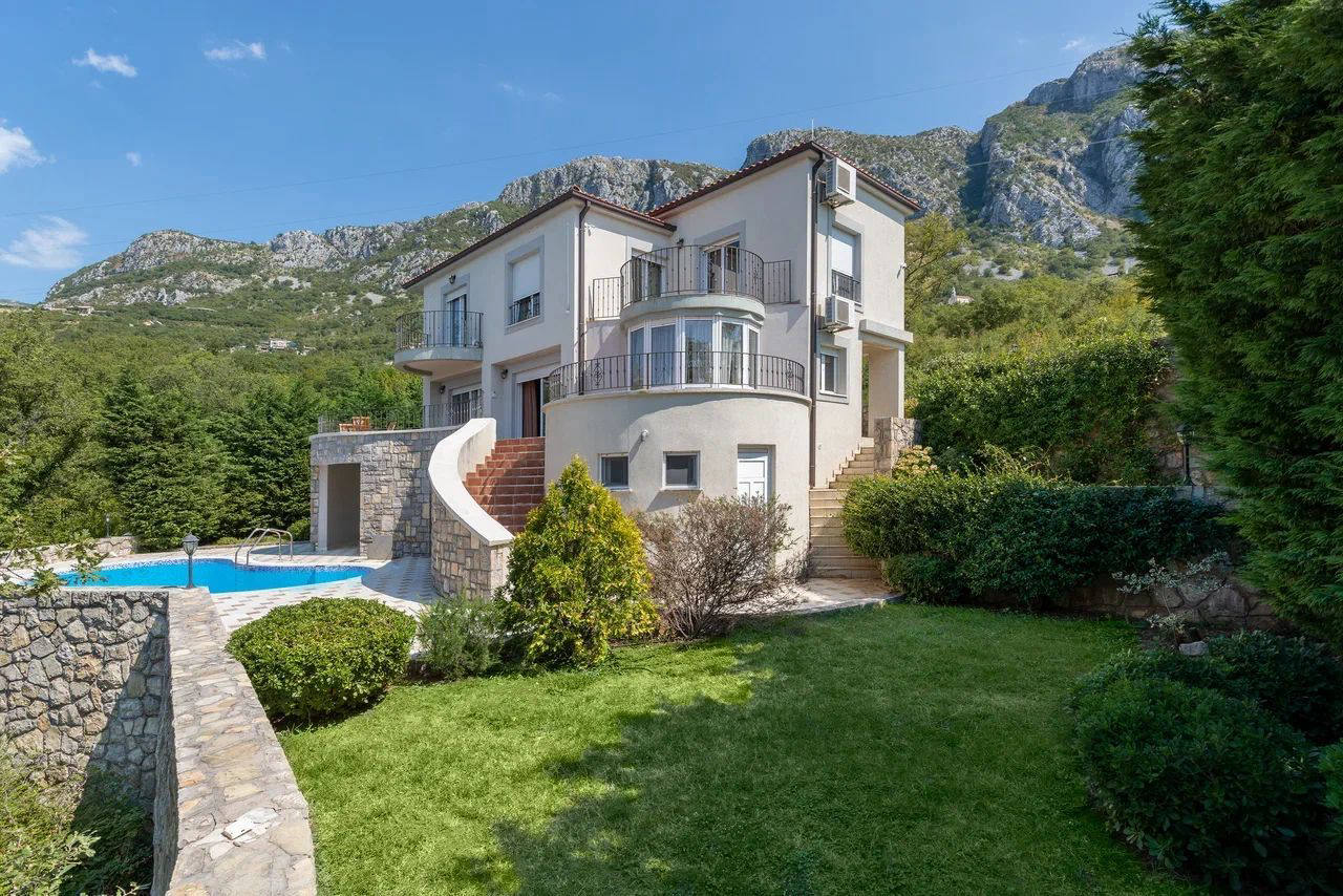 House, 4 456 m²