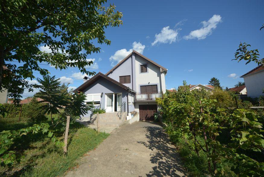 House, 990 m²